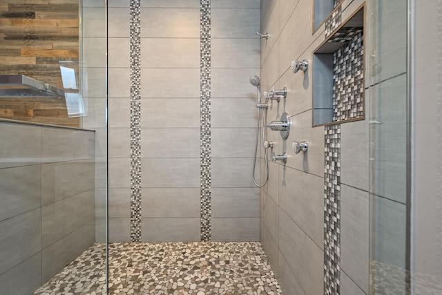 full bathroom featuring a tile shower