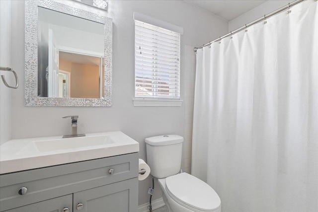 full bathroom with a shower with shower curtain, toilet, and vanity