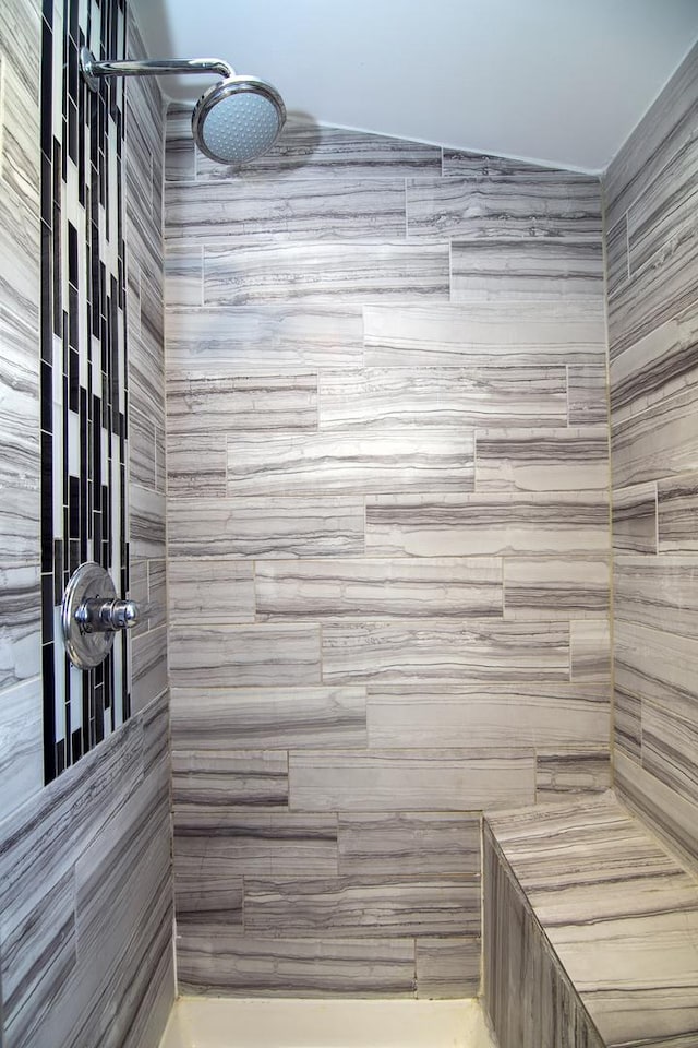 full bathroom featuring tiled shower