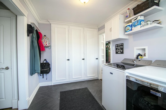 clothes washing area with baseboards, cabinet space, independent washer and dryer, and ornamental molding