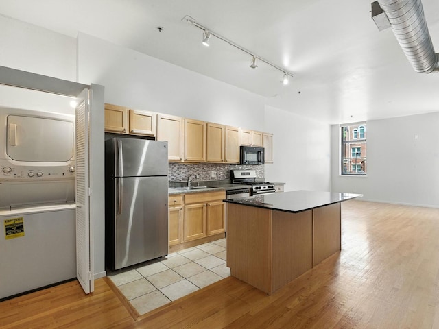 1000 E 53rd St Unit 112, Chicago, IL 60615 - kitchen featuring stainless steel appliances, stacked washer and clothes dryer, light brown cabinets, decorative backsplash, and light wood-type flooring