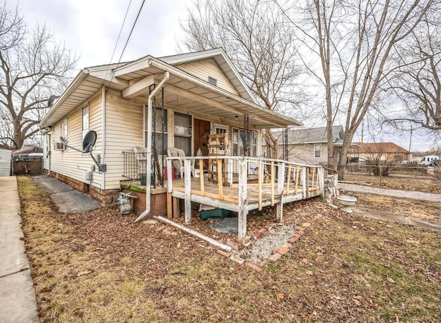 view of front of house featuring fence