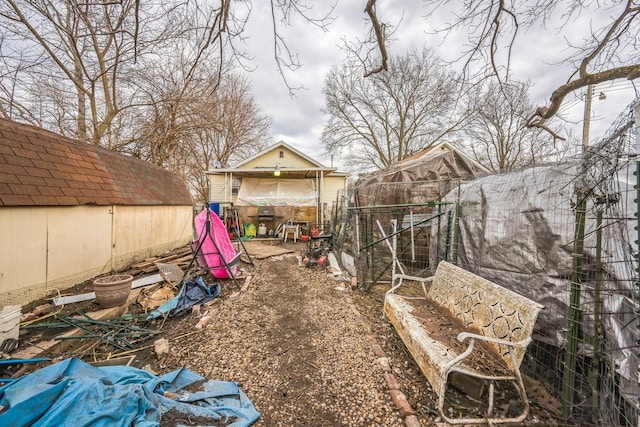 view of yard with an outdoor structure