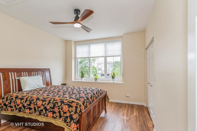 bedroom featuring visible vents, a closet, light wood-style floors, baseboards, and ceiling fan