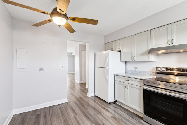 kitchen with electric range, freestanding refrigerator, ceiling fan, light wood-style floors, and under cabinet range hood