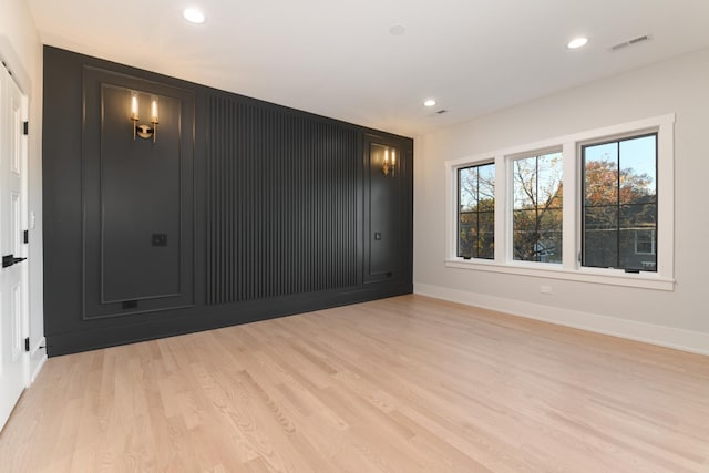 unfurnished room featuring light wood-style flooring, recessed lighting, visible vents, and baseboards