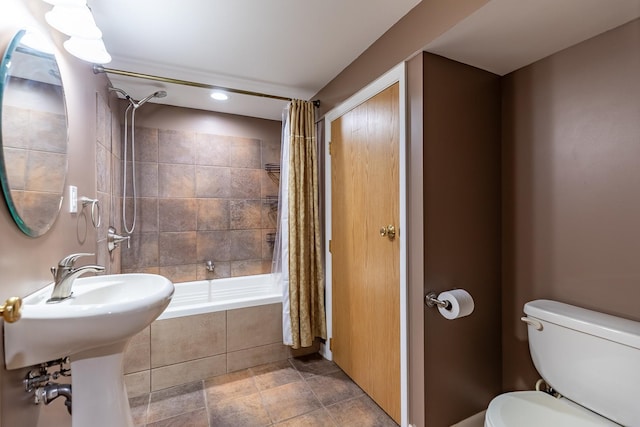 full bathroom with recessed lighting, tiled shower / bath, and toilet