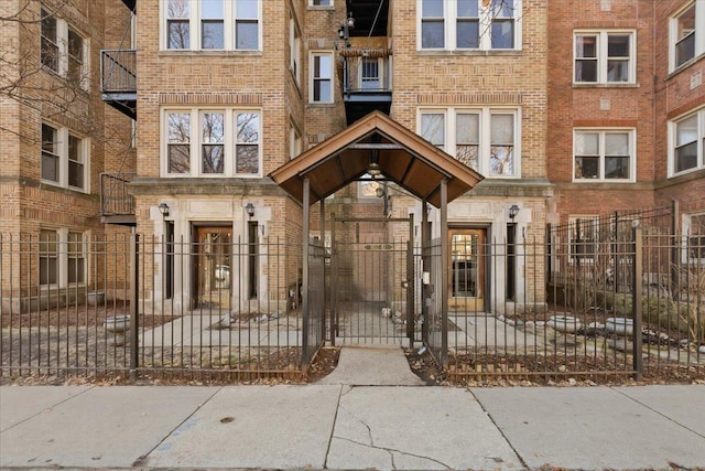 1637 W Pratt Blvd Unit 2W, Chicago, IL 60626 - view of building exterior featuring a fenced front yard