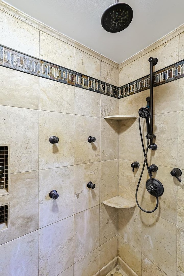 bathroom featuring tiled shower