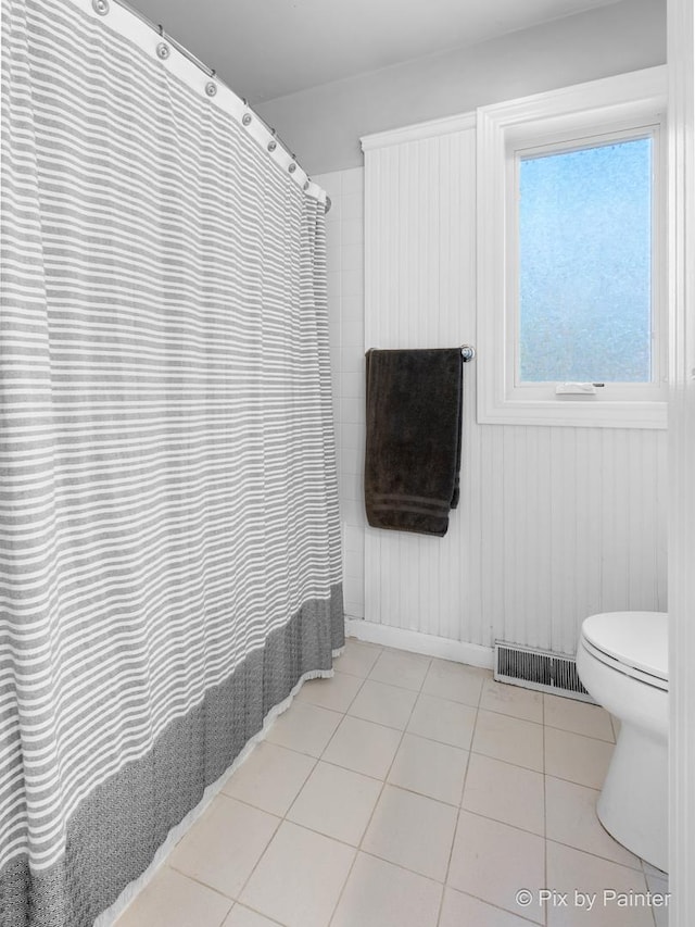 bathroom featuring curtained shower, tile patterned floors, toilet, and visible vents