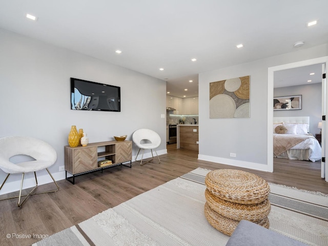 living room with recessed lighting, baseboards, and wood finished floors