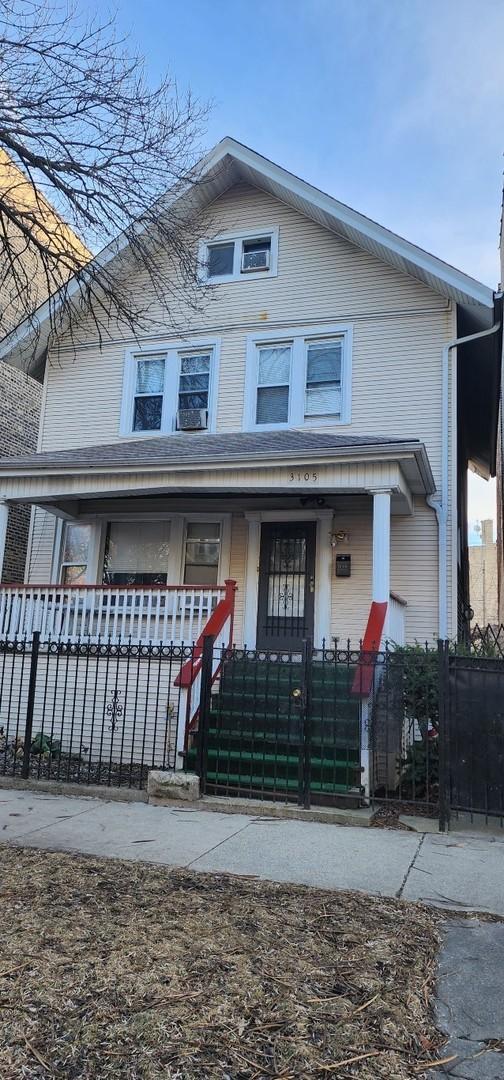 view of front facade featuring a fenced front yard and a porch
