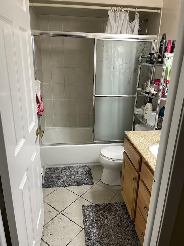 full bath with combined bath / shower with glass door, toilet, and vanity