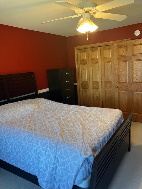 bedroom with carpet and a ceiling fan