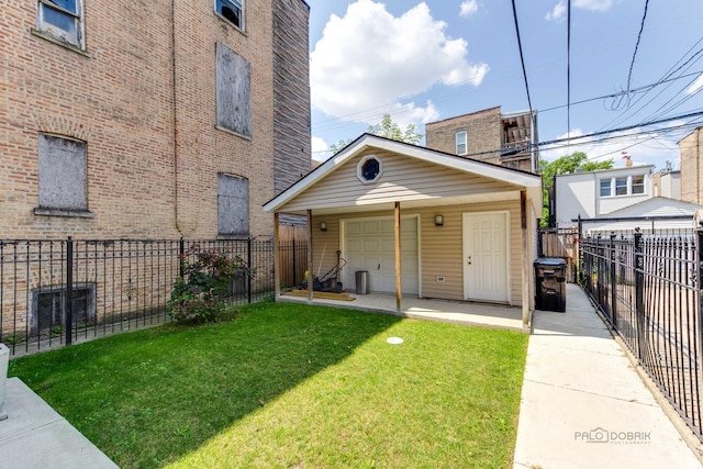 view of front of home with an outdoor structure, fence, a garage, and a front lawn