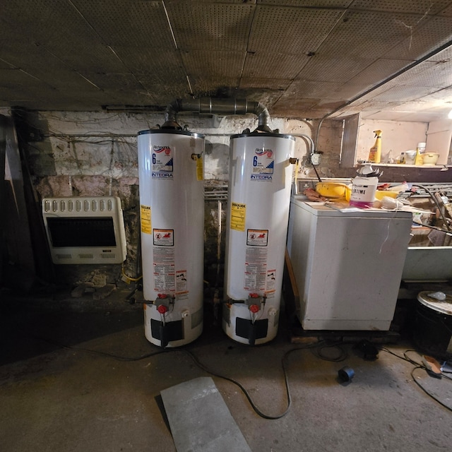 2016 W Superior St, Chicago, IL 60612 - utility room featuring gas water heater, heating unit, and washer / clothes dryer