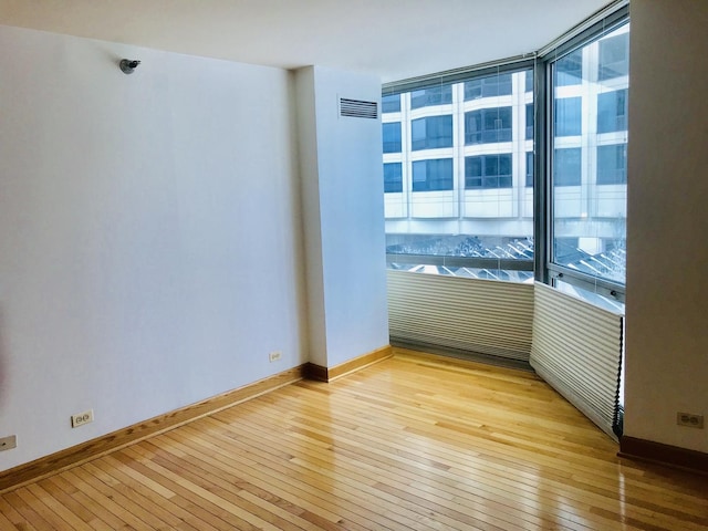 195 N Harbor Dr Unit 207, Chicago, IL 60601 - unfurnished room featuring light wood-style floors and baseboards
