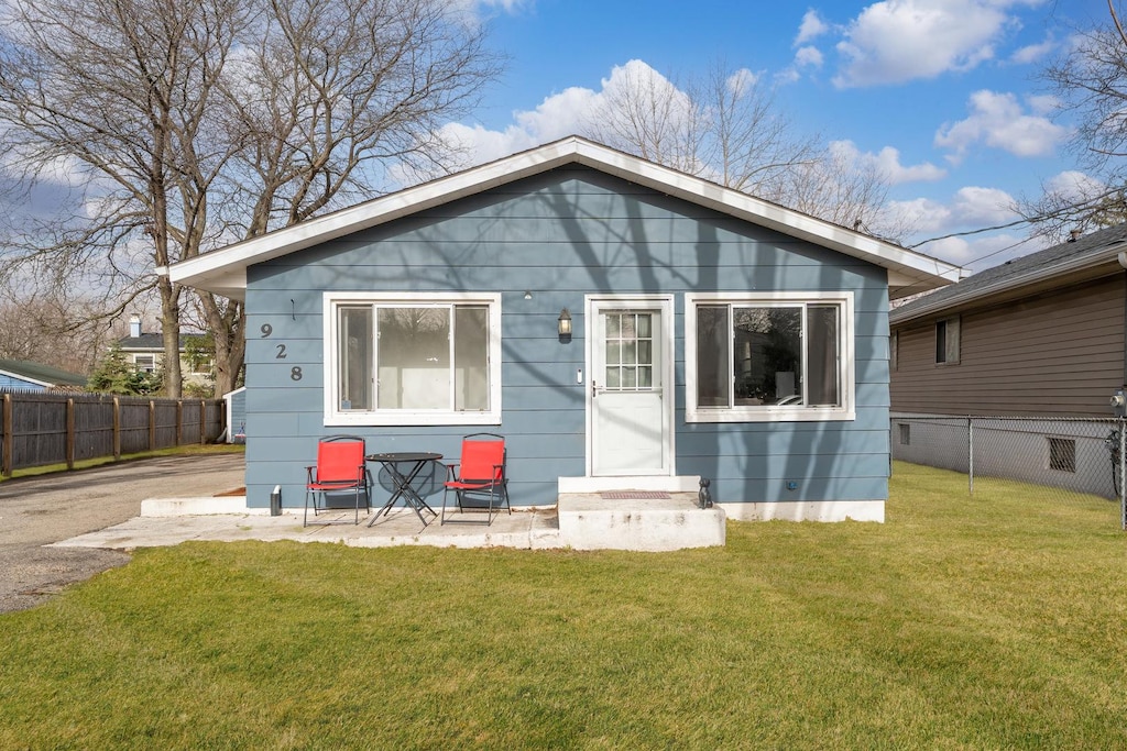 928 Southmoor Ln, Round Lake, IL 60073 - back of house featuring a patio, a yard, and fence