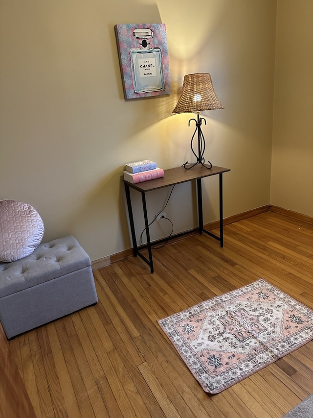 6724 W 114th St, Worth, IL 60482 - sitting room with wood finished floors and baseboards