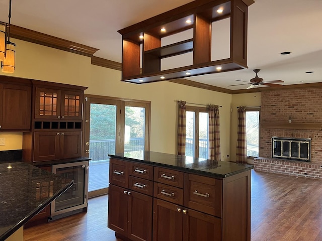 kitchen featuring wine cooler, crown molding, a ceiling fan, and dark wood-style flooring