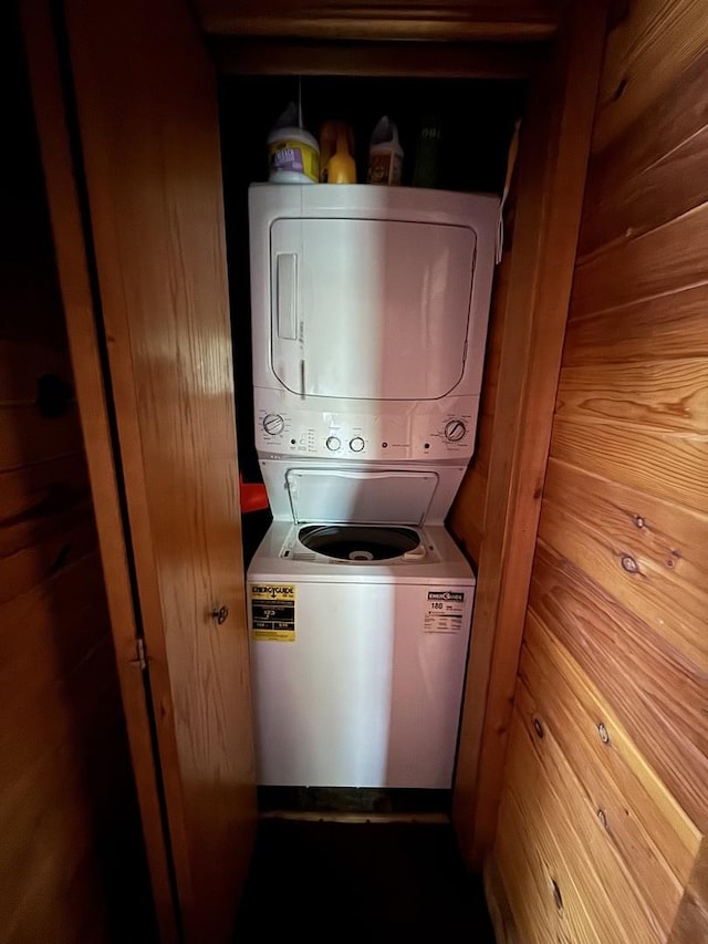 64 Big Musky Circle Ln, Wilmington, IL 60481 - laundry area with stacked washer / dryer