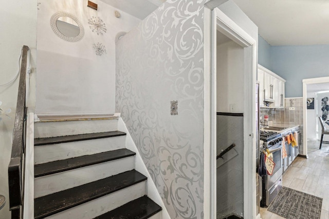 16641 Honore Ave, Markham, IL 60428 - view of staircase
