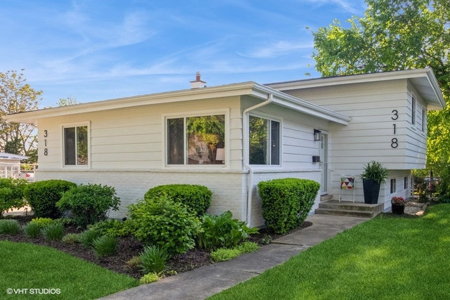 318 N Oaklawn Ave, Elmhurst, IL 60126 - view of front facade with a front lawn and brick siding