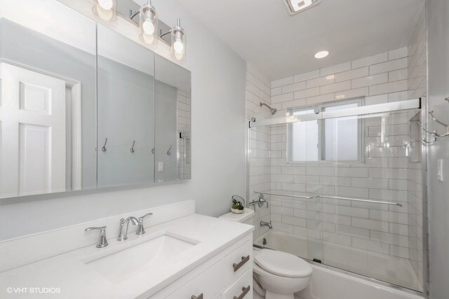 318 N Oaklawn Ave, Elmhurst, IL 60126 - bathroom with toilet, vanity, and enclosed tub / shower combo