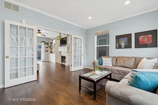 living area featuring visible vents, recessed lighting, baseboards, and ornamental molding