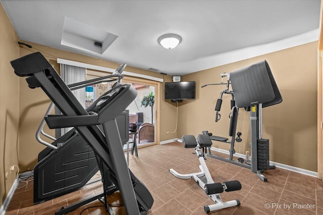 exercise area featuring baseboards
