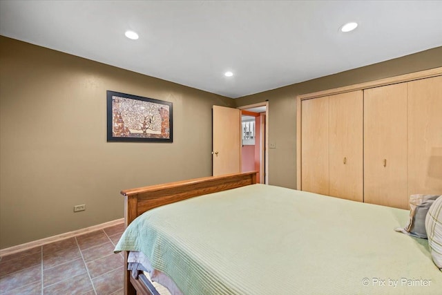 bedroom featuring recessed lighting, baseboards, and a closet