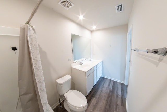 full bathroom featuring toilet, wood finished floors, curtained shower, and visible vents