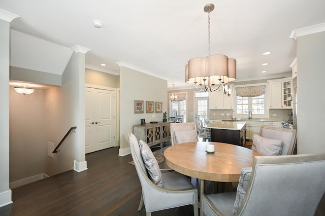 dining space with crown molding, recessed lighting, dark wood-style flooring, a notable chandelier, and baseboards