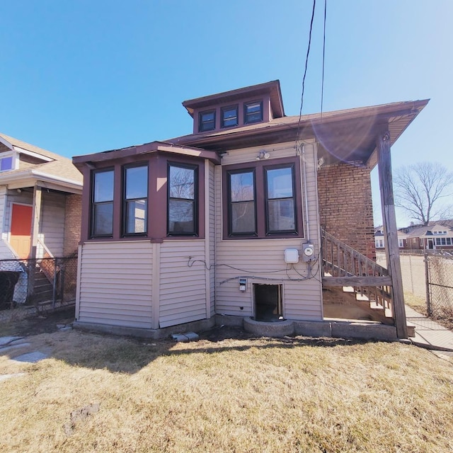 view of front of property featuring a front yard and fence