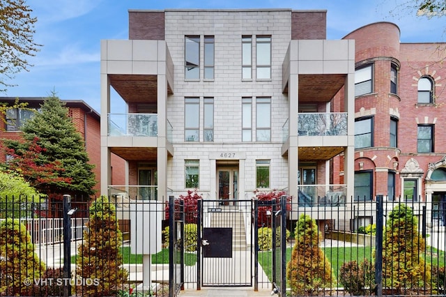 view of front facade featuring fence private yard