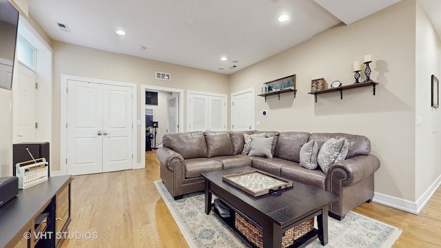 living area with visible vents, recessed lighting, light wood-style flooring, and baseboards