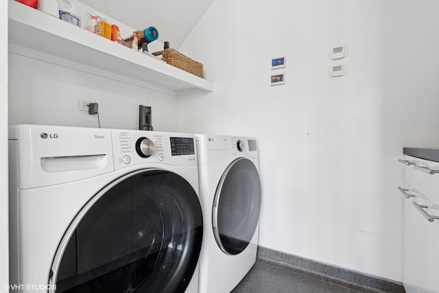 1825 W Wabansia Ave, Chicago, IL 60622 - laundry area featuring washing machine and dryer and baseboards
