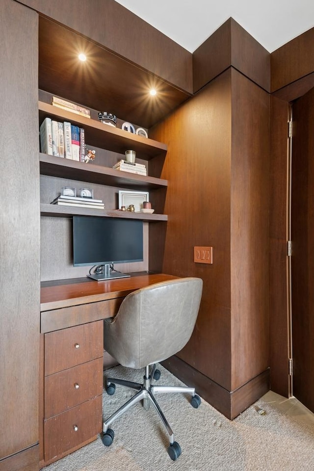carpeted office featuring built in study area and built in shelves