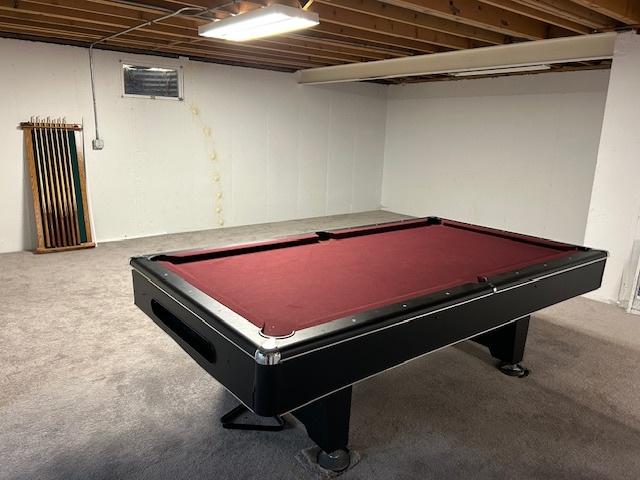 playroom with visible vents, carpet flooring, and pool table