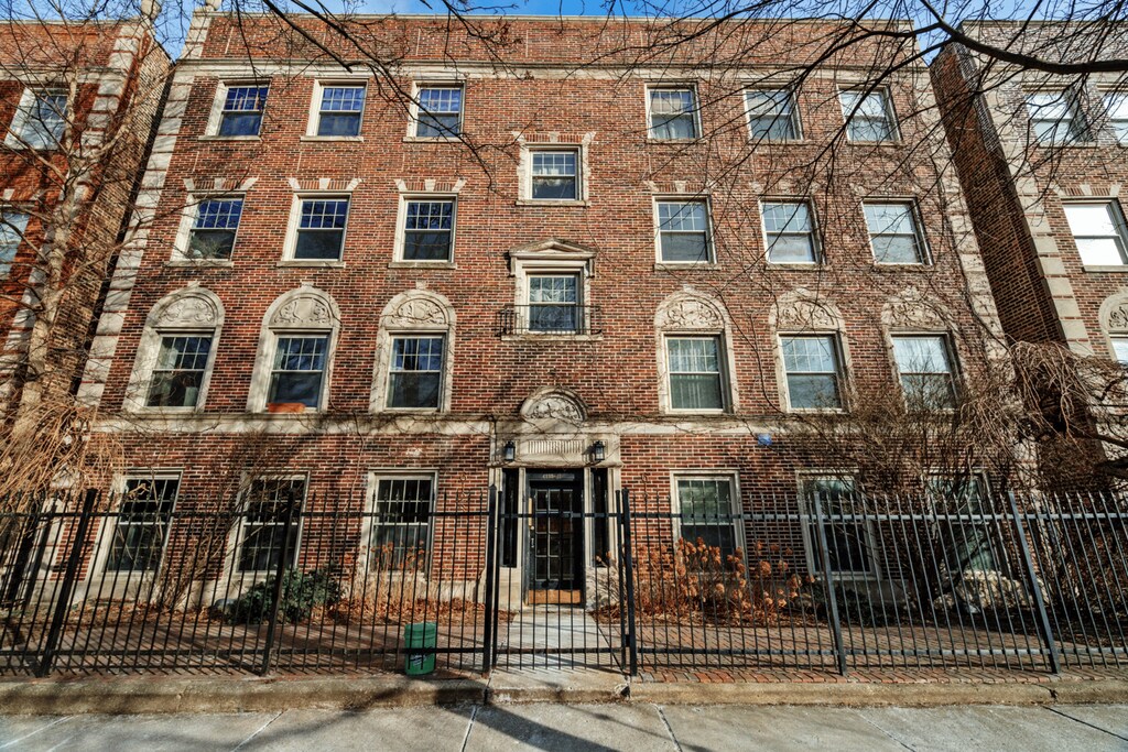 6121 N Hoyne Ave Unit 2S, Chicago, IL 60659 - multi unit property with a fenced front yard and brick siding