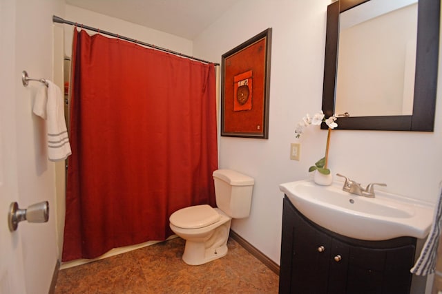 bathroom featuring baseboards, a shower with shower curtain, toilet, and vanity