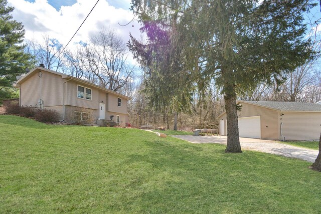 view of yard with driveway and an outdoor structure