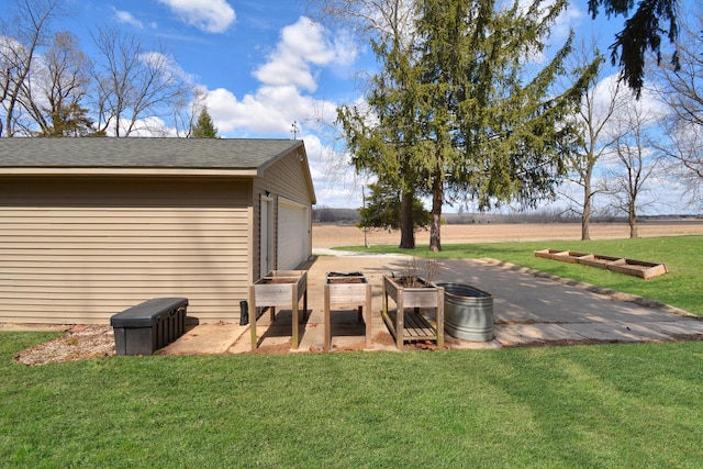 view of yard featuring an outbuilding