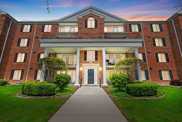 326 Park Ave Unit 38, Clarendon Hills, IL 60514 - view of front of property featuring brick siding and a lawn