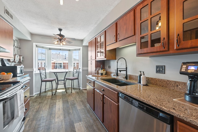 326 Park Ave Unit 38, Clarendon Hills, IL 60514 - kitchen with a sink, stainless steel appliances, dark wood-style flooring, a textured ceiling, and a ceiling fan