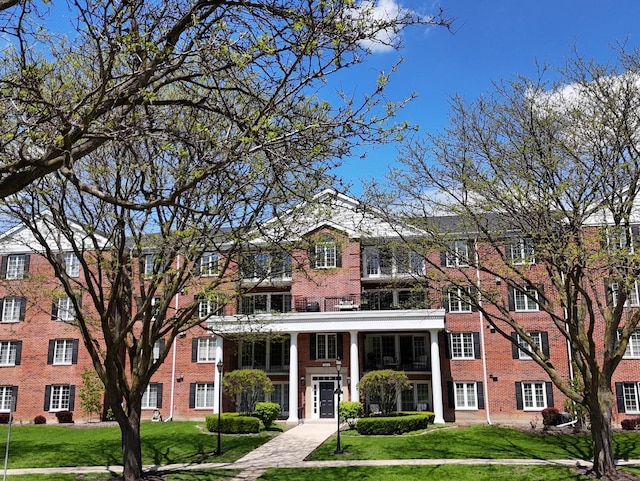 326 Park Ave Unit 38, Clarendon Hills, IL 60514 - view of front facade featuring a front yard and brick siding