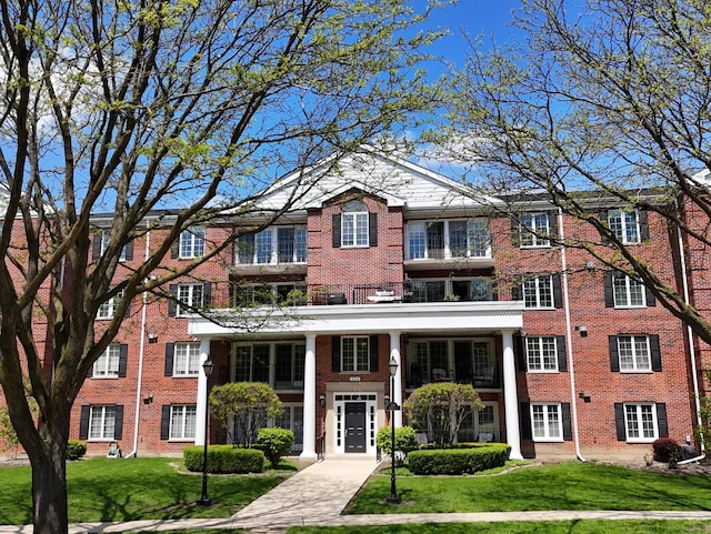 326 Park Ave Unit 38, Clarendon Hills, IL 60514 - multi unit property with a front lawn and brick siding
