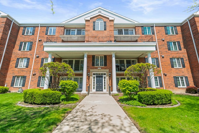326 Park Ave Unit 38, Clarendon Hills, IL 60514 - view of front of property featuring brick siding and a front yard