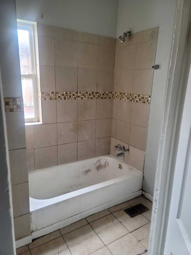 6506 S Eberhart Ave, Chicago, IL 60637 - full bathroom featuring tile patterned floors, visible vents, and shower / washtub combination