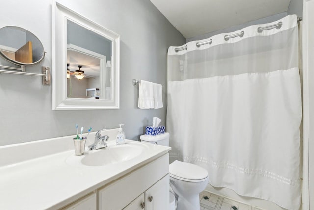 bathroom featuring a shower with shower curtain, toilet, ceiling fan, and vanity